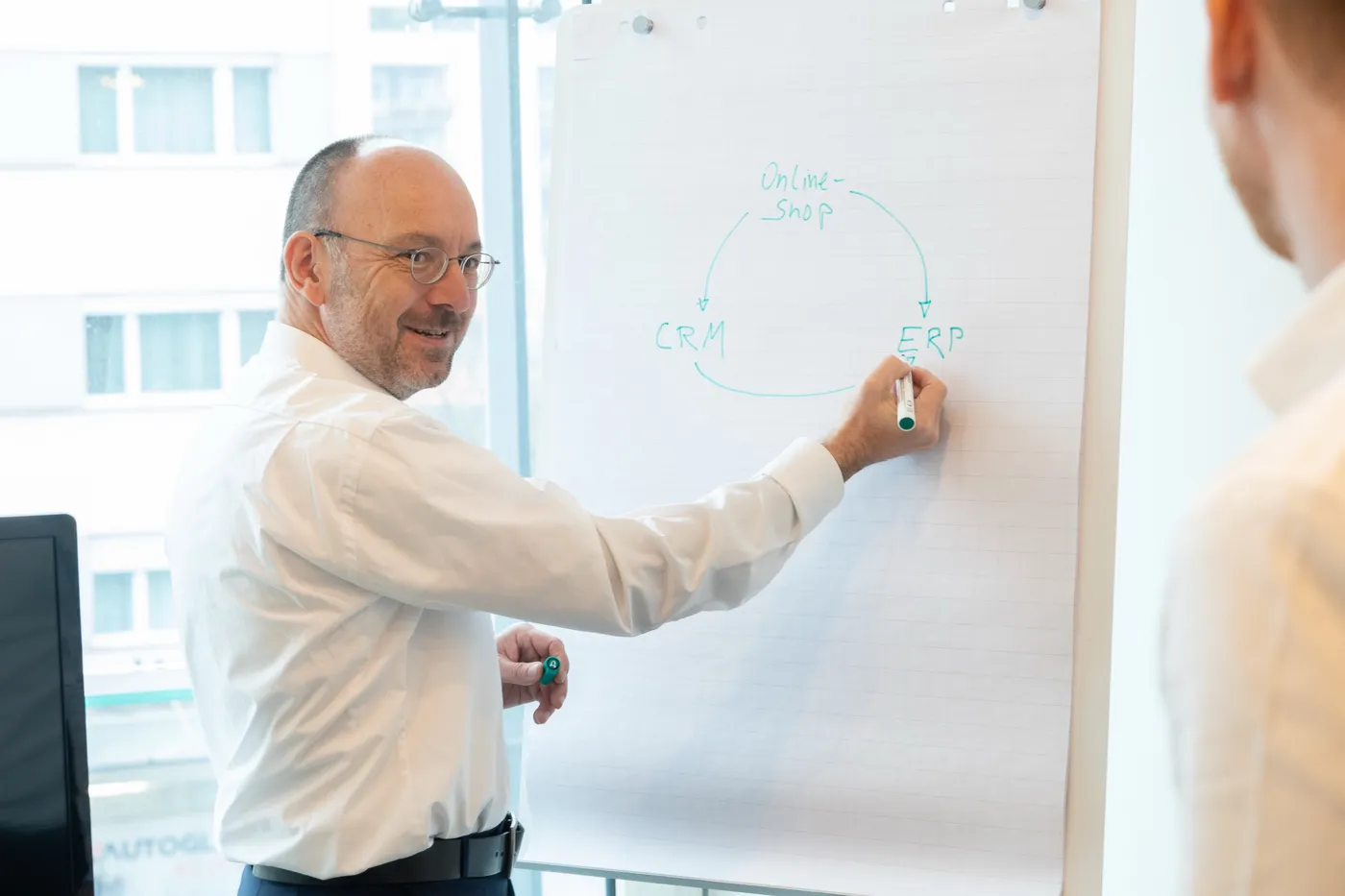 Thomas Weber im Gespräch an einem Flipchart.